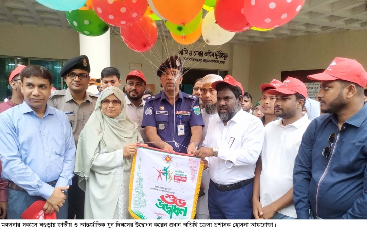 যুব-যুবনারীর মাঝে যুব ঋণের চেক বিতরণ